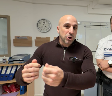 Dès le 3 février 2026, le candidat Cédric Aoun a fait campagne dans les locaux de la police municipale, l'une des infractions flagrantes au code électoral de ces dernières semaines.