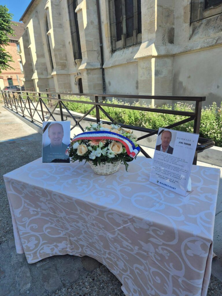 Fleurs et panneaux en hommage à Joël Tissier (source : Ville de Maurecourt-Page officielle sur Facebook)